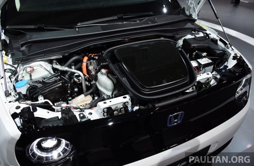 Honda e có hai phiên bản công suất khác nhau, một bản 100 kW và một bản 113 kW, cả hai có mô-men xoắn 315 Nm. Xe dùng bộ pin 35.5 kWh. Tại Đức, xe có giá bán từ 29.470 euro cho bản 100 kW, còn bản 113 kW giá 32.470 euro