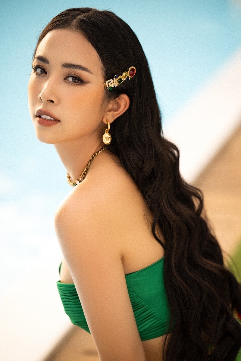 Người đẹp dần định hình phong cách sang hình ảnh trưởng thành, quyến rũ, mặn mà. Chuẩn bị hết nhiệm kỳ 2 năm, cô cũng vừa nhận lời cầu hôn của bạn trai cách đây ít ngày.