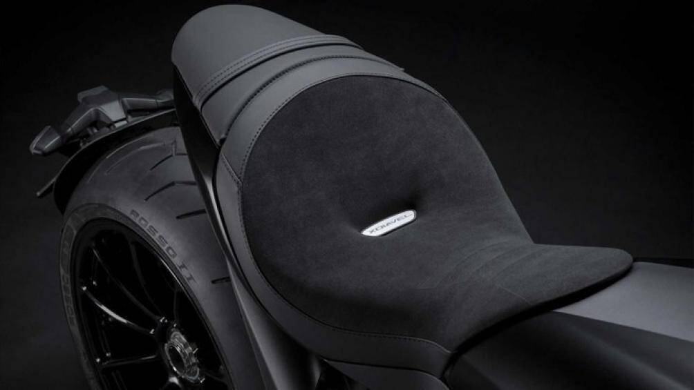 Các trang bị tiêu chuẩn của XDiavel 2021 gồm: Cảm biến IMU, ABS Cornering và Ducati Traction Control, Ducati Power Launch, đèn chiéu sáng full-LED