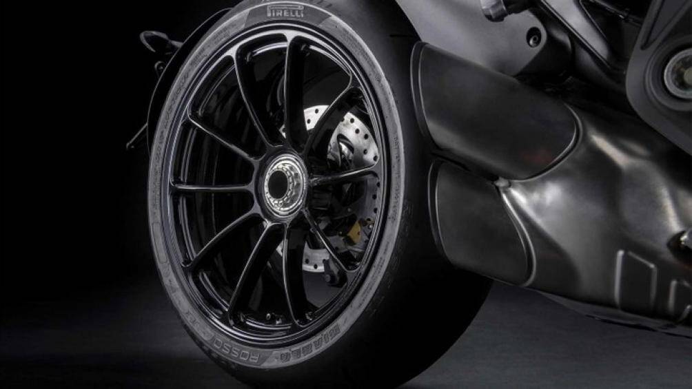 Khối động cơ này giúp xe tạo ra công suất tối đa 160 mã lực tại 9.500 vòng/phút và mô-men xoắn cực đại 127 Nm tại 5.000 vòng/phút