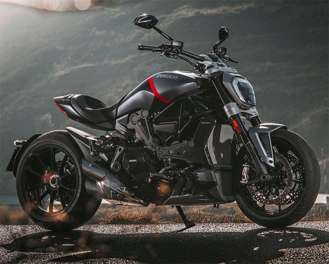 Còn ở phiên bản XDiavel Black Star mới dành cho những người đam mê thấy khía cạnh thể thao của dòng Cruiser Ducati với tông màu xám đỏ đen kết hợp