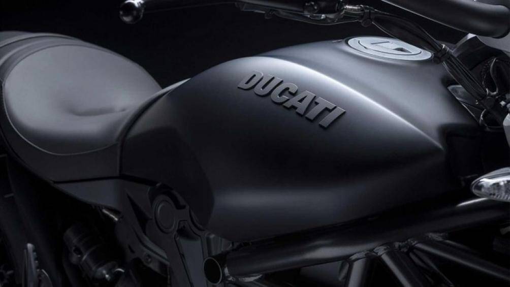 Ngoài ra, yên xe của XDiavel Black Star còn được bọc bằng da lộn có độ bám cao, gợi lên tính thể thao của thương hiệu