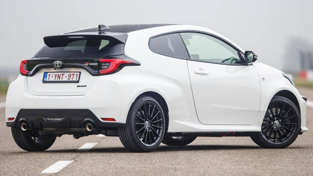 Toyota GR Yaris 2021 sở hữu chiều dài 3.995 mm, rộng 1.805 mm và cao 1.455 mm cùng trọng lượng 1.280 kg, Toyota GR Yaris 2021 chỉ có 3 cửa