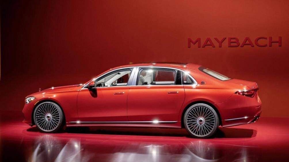 Về tổng thể, S-Class Maybach thế hệ mới có chiều dài lớn hơn bản tiêu chuẩn, điều này giúp không gian rộng rãi hơn cho hành khách ngồi hàng ghế sau