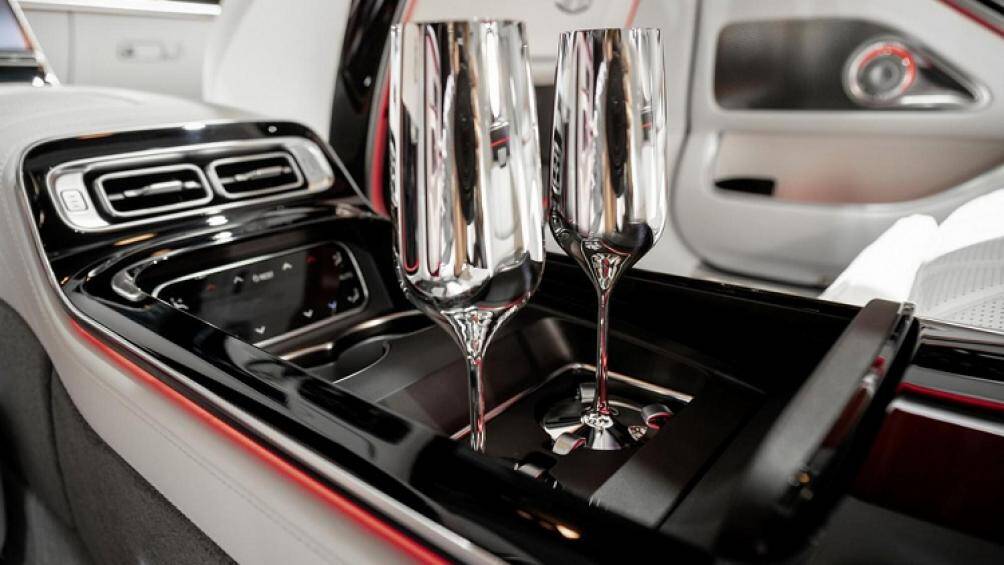 Xe sở hữu các chi tiết trang trí nội thất đẳng cấp như những tấm ốp ở mặt lưng ghế trước được ốp gỗ cao cấp, các tấm cửa cũng được ốp gỗ cực kỳ sang trọng