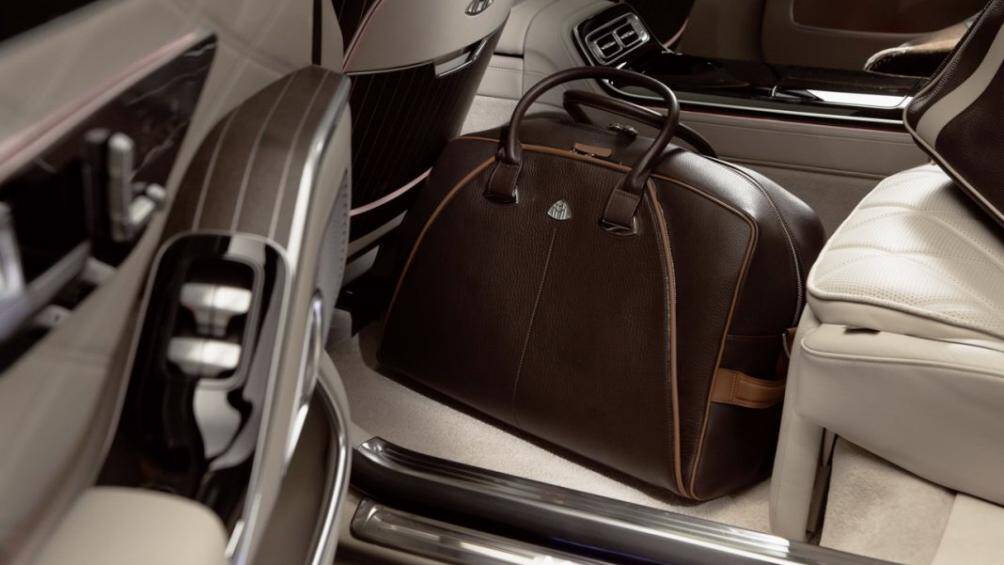 Đặc biệt, hệ thống đèn chiếu sáng thích ứng ở khoang nội thất phía sau đã ra mắt trên Mercedes-Maybach