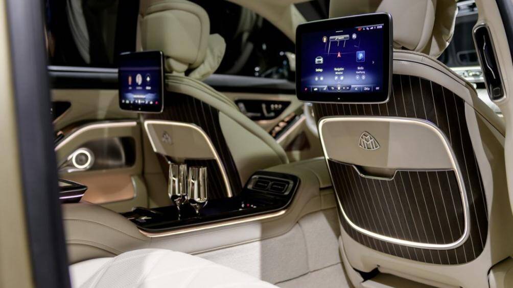 Hành khách phía sau cũng có thể điều chỉnh mặt ngồi, tựa lưng, gác chân để tạo thành mặt ngả thoải mái để có thể ngủ