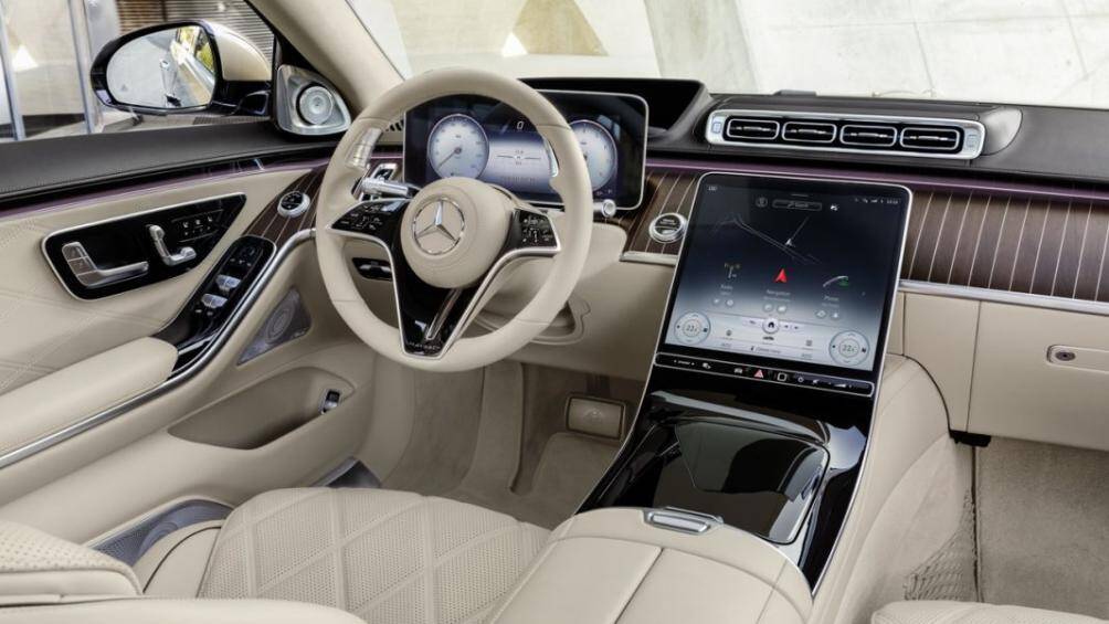 S-Class Maybach 2021 vẫn sở hữu bảng điều khiển tối giản hiện đại với 5 màn hình hiển thị bao gồm màn hình trung tâm OLED 12,8 inch có đầy đủ tính năng kết nối