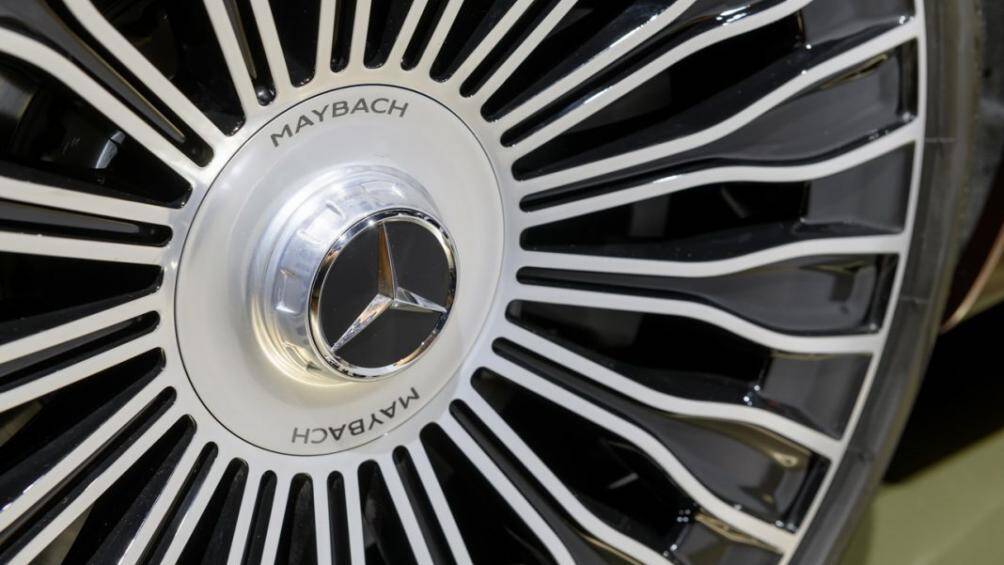 Hệ thống lái chủ động phía sau cũng được trang bị để giúp Maybach S-Class mới cơ động và chính xác hơn, xoay bánh sau tới 10 độ