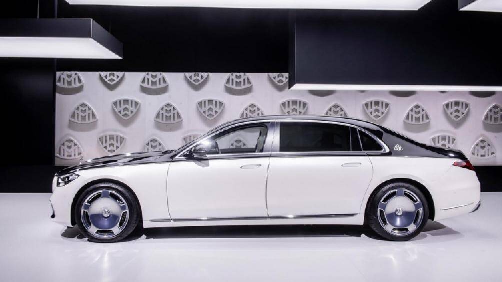 Mercedes-Maybach S-Class có một điểm khác biệt lớn nhất bên ngoài chính là phần cửa sau đã được kéo dài ra, thêm một ô cửa kính ở phần đuôi sau cửa