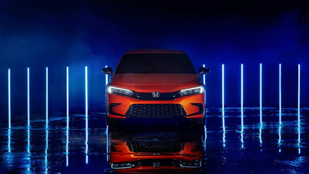 Lưới tản nhiệt sơn đen bóng, chụp kính chiếu hậu đen, ống xả kép hình oval, vây cá mập, tay nắm cửa cùng màu sơn và đuôi lướt gió nhỏ ở phía sau