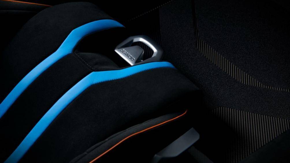 Xe được trang bị đai an toàn 4 điểm, thêm vào đó khoang hành lý nhỏ phía trước sẽ được dùng để chứa vừa mũ bảo hiểm cho người lái