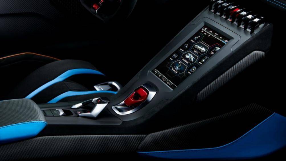 Ngoài ra, phần bụng cửa cũng đã được trang bị hoàn toàn bằng chất liệu carbon