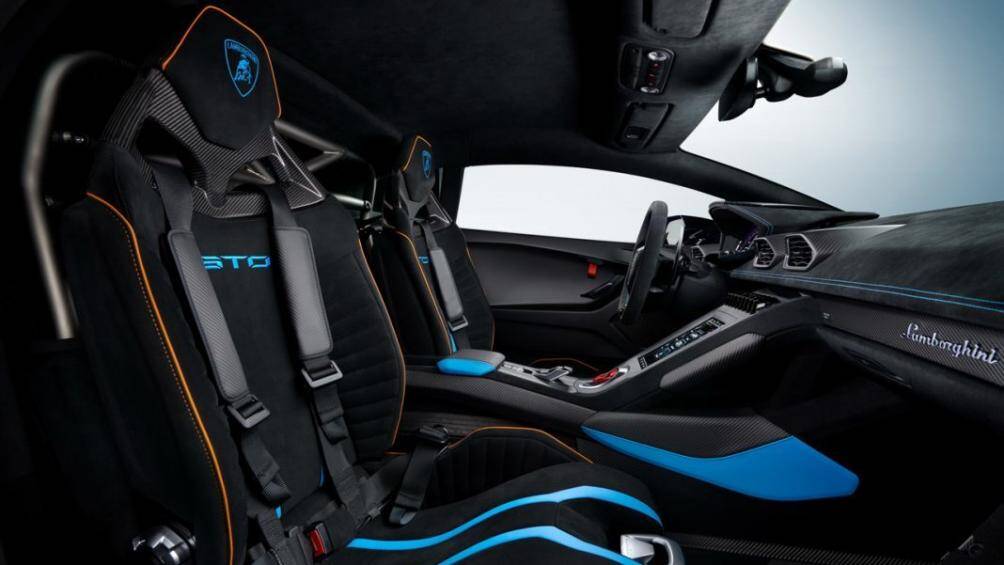 Nội thất xe được bọc da Alcantara và da Carbonskin của Lamborghini, phần thảm cũ đã được loại bỏ và thay thế bằng thảm trải sàn carbon