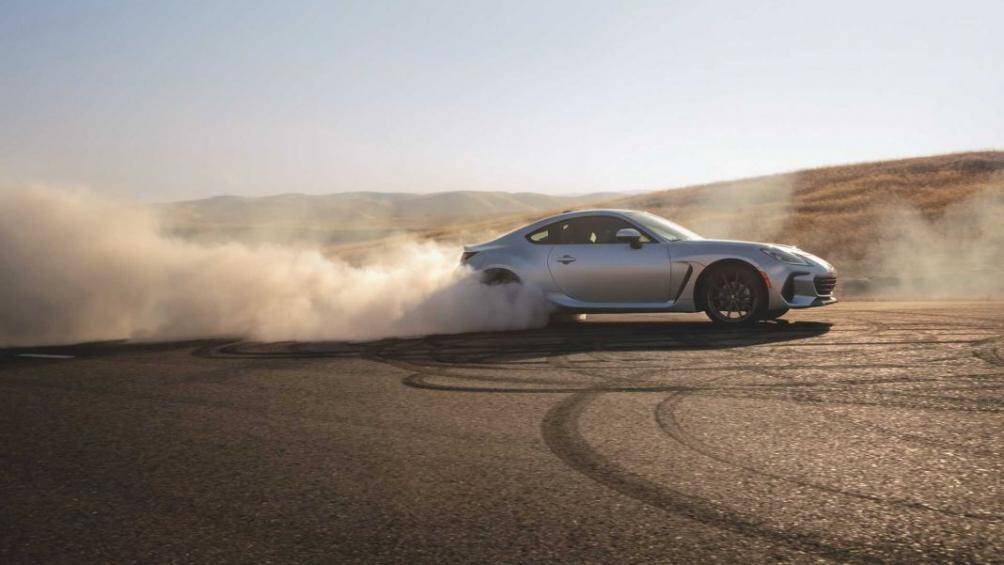 Hệ thống VSC hoàn toàn mới, cho phép người lái lựa chọn giữa 5 chế độ thiết lập khác nhau cũng như bánh xe sẽ xoáy nhiều hơn