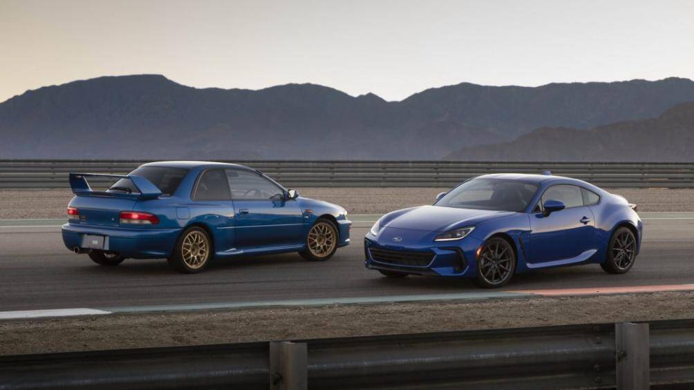 So sánh với thế hệ trước, Subaru BRZ thế hệ thứ hai dài hơn 30 mm, thấp hơn 10 mm nhưng bề ngang của xe được giữ nguyên