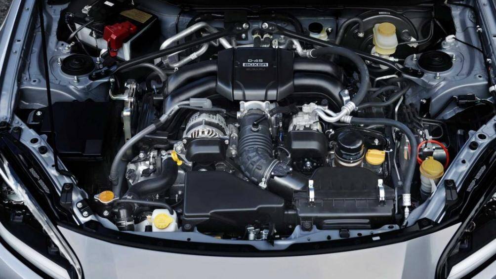 Dưới nắp ca-pô phía trước, Subaru BRZ thế hệ thứ hai được trang bị khối động cơ 4 xy-lanh, dung tích 2,4 lít cho công suất cực đại 228 mã lực