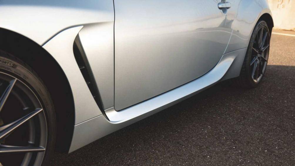 Mui xe, cản trước và nắp ca-pô đều được làm bằng nhôm nên trọng lượng xe chỉ có 1.315 kg