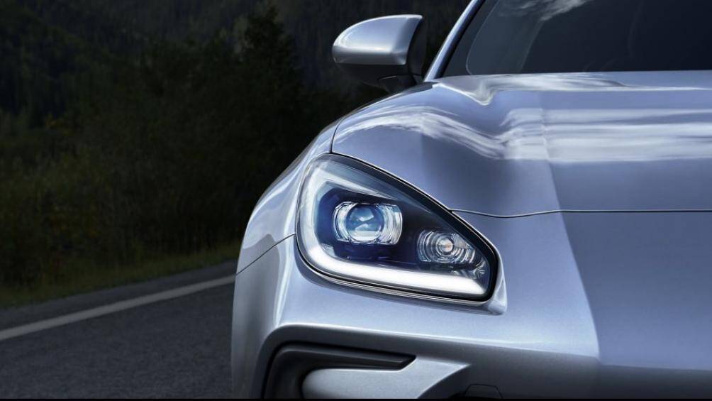 Đèn pha phía trước giờ đây có thêm một vệt đèn LED định vị ban ngày đặt thấp trong khi ở phía sau, cụm đèn hậu được vuốt nhọn ở hai đầu