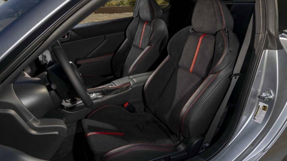 Bên trong, khoang lái của BRZ thế hệ thứ hai sở hữu thiết kế hoàn toàn mới với bảng táp-lô tập trung hết về phía người lái