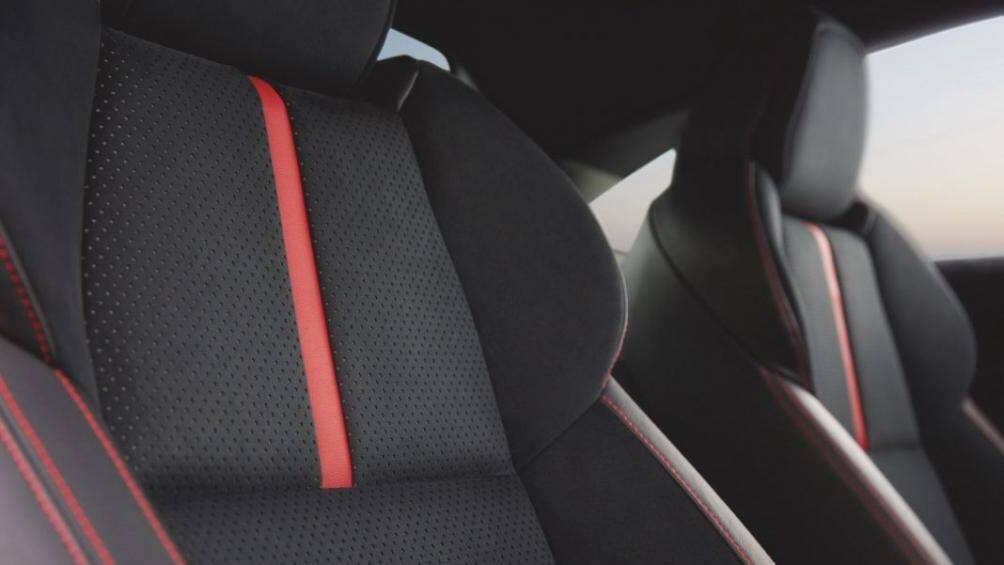 Khoang lái bên trong rộng rãi hơn phiên bản tiền nhiệm. Khi gập hàng ghế nhỏ phía sau có thể để đồ vừa vặn cho túi golf, xe đạp leo núi...