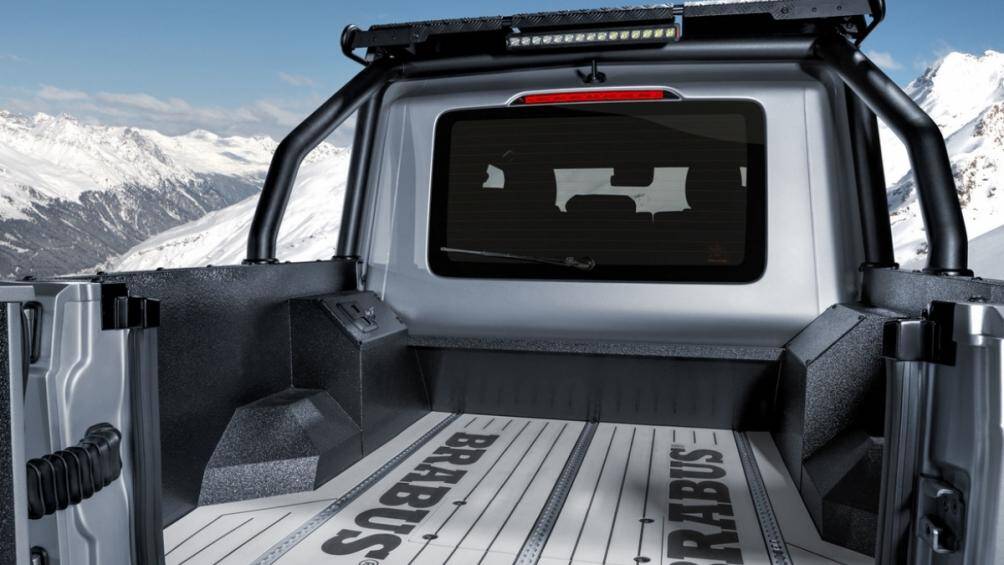 Bên cạnh phía sau của thùng xe, chiếc 4x4 được độ lại này dài hơn chiếc G63 68,9 cm