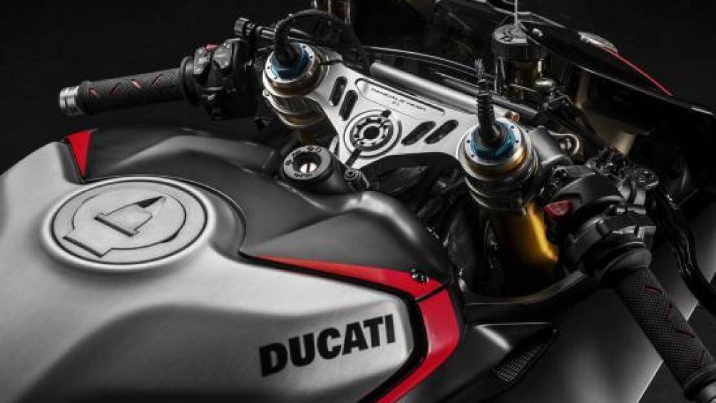 Ducati Panigale V4 SP 2021 nổi bật với lớp sơn đen mờ bí ẩn, kết hợp với các đường viền nhấn màu đỏ Rosso đặc trưng và bình xăng nhôm xước
