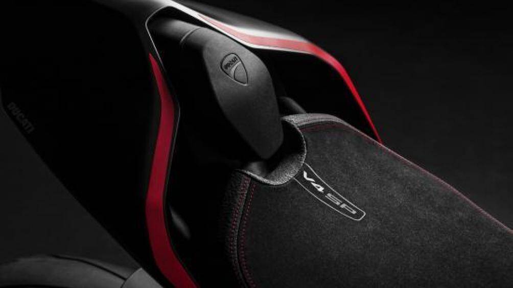 Yên đơn được tối ưu thiết kế cho đua xe, được bọc bằng da lộn và chỉ đỏ tương đồng với màu sơn. Nổi bật với dòng chữ "V4 SP" được thêu bằng chỉ trắng