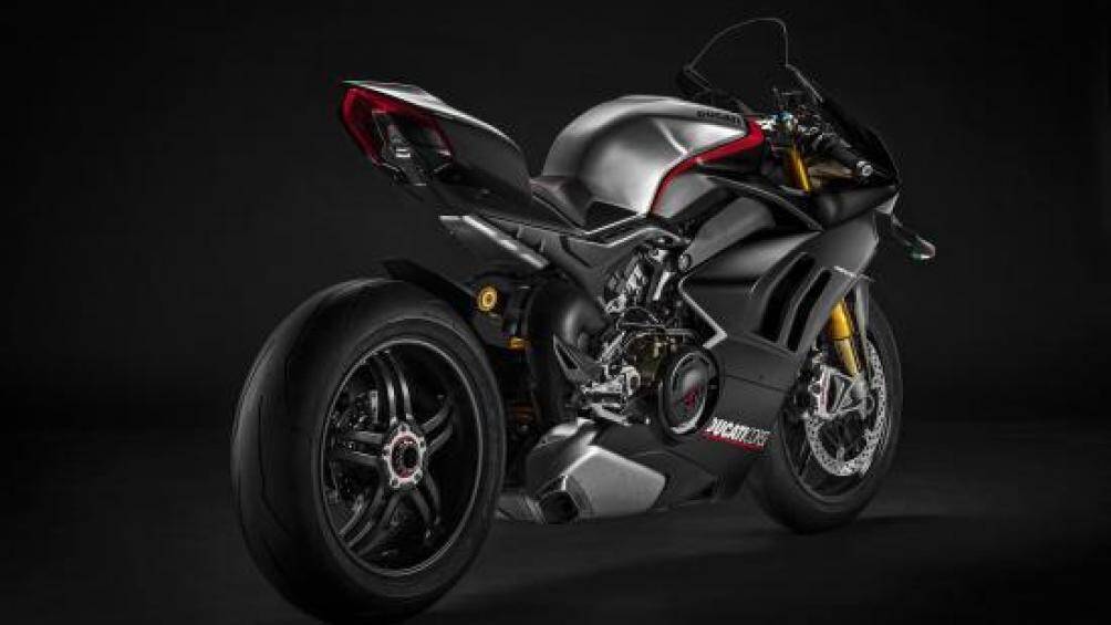 Theo công bố từ Ducati, Panigale V4 SP sở hữu trọng lượng khô đạt 173 kg (nhẹ hơn 25 kg so với Panigale V4, nhẹ hơn 19 kg so với V4 R)
