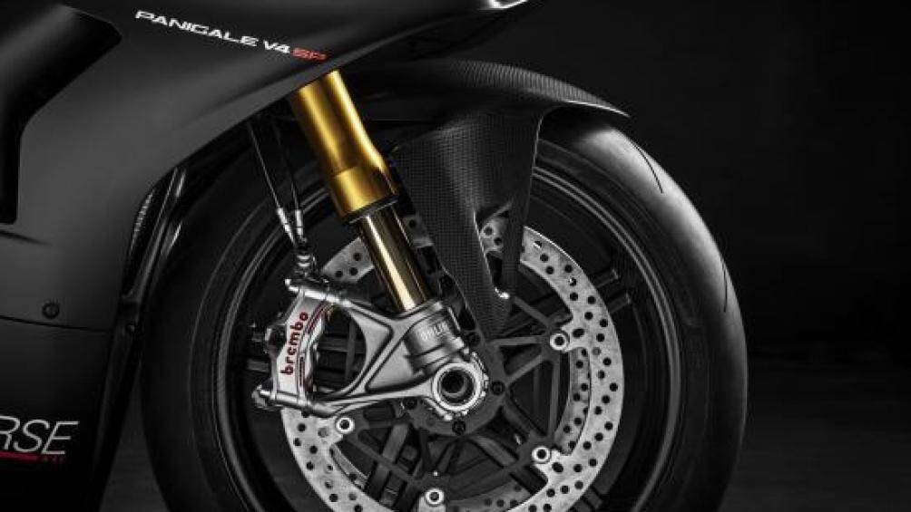 Bộ vành kích thước 17 inch 5 chấu carbon đi kèm lốp đua Pirelli Diablo Supercorsa SP, cùm phanh Brembo Stylema R®, đi kèm bơm phanh Brembo MCS