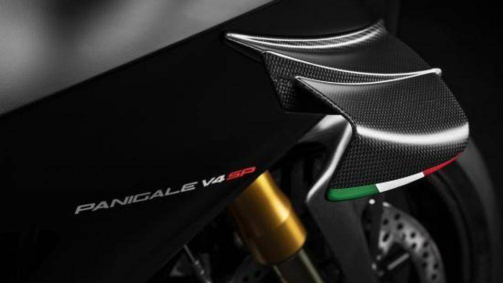 V4 SP cũng được trang bị bộ cánh gió khí động học tương tự phiên bản V4 R được làm hoàn toàn bẳng sợi carbon với họa tiết quốc kỳ Ý ở 2 đầu mút cánh