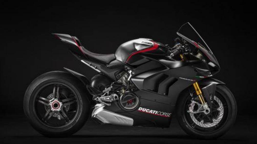 Panigale V4 SP được xây dựng trên nền tảng Panigale V4S, loại bỏ đi gương chiếu hậu, pad biển số sau, trang bị thêm bình xăng nhôm nguyên khối đến từ V4R