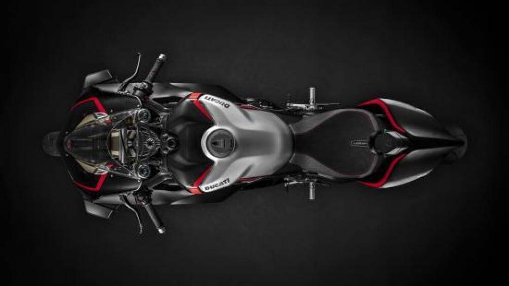 Chảng 3 phiên bản đua, được khắc chìm tên phiên bản kèm số thứ tự, đi cùng tay lái clip-on chuyên dụng cho đường đua có khả năng tinh chỉnh góc lái