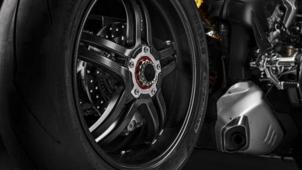 Phuộc trước cỡ 43mm Ohlins hành trình ngược và giảm xóc sau Ohlins TTX36, toàn bộ hệ thống treo điều chỉnh điện toàn phần