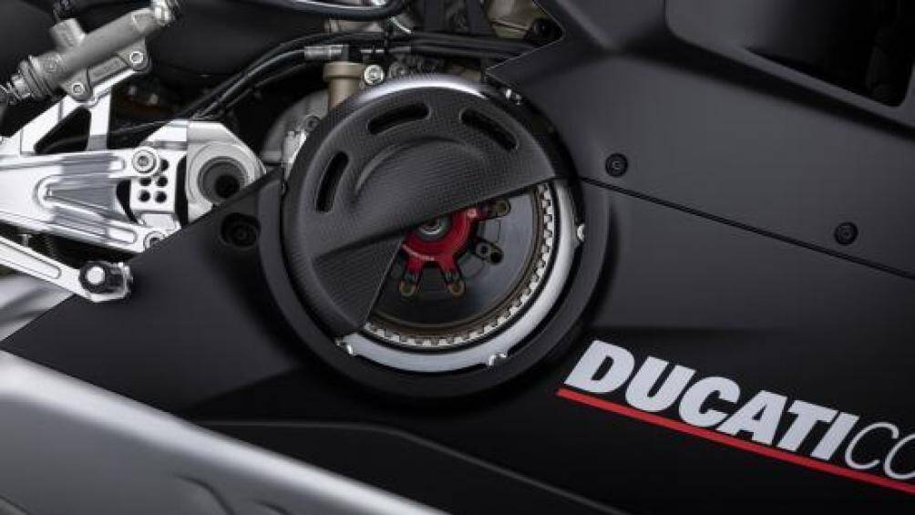 Vì được tối ưu cho đường đua, nên Ducati không trang bị hệ thống hỗ trợ phanh trong cua ABS Connering và hệ thống chống bó cứng ABS cho phiên bản này