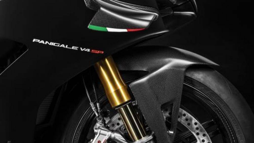 Chắn bùn trước làm từ sợi carbon