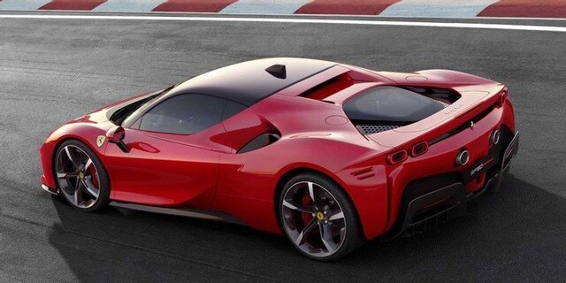 Ferrari 812 Superfast: V12 6.5L 
Ferrari 812 Superfast là mẫu xe kế nhiệm F12 Berlinetta và là mẫu xe đầu tiên của Ferrari dùng công nghệ vô lăng trợ lực điện. 
Hãng siêu xe Ý đã dùng bộ phanh Brembo Extreme Design cho xứng với động cơ V12 cực kỳ mạnh mẽ của 812 Superfast.
Xe được trang bị động cơ V12 6.5L nạp khí thực nhiên, kết hợp với hộp số 7 cấp ly hợp kép. Động cơ này cho công suất 789 mã lực và mô-men xoắn 530 lb-ft. Xe có khả năng tăng tốc 0-60 km/h trong 2,8 giây và đạt tốc độ tối đa 340 km/h.