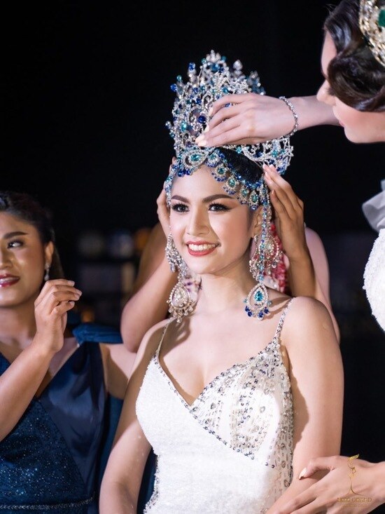 Người đẹp đã tốt nghiệp cử nhân ngành Khách sạn và Du lịch của trường Đại học Songkla.