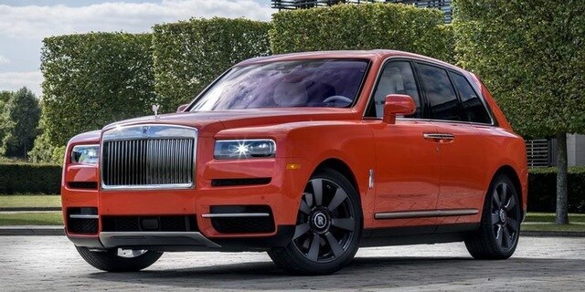 Rolls-Royce Cullinan: V12 6.75L
Rolls-Royce trình làng Cullinan vào tháng 5/2018 tại sự kiện Concorso d'Eleganza Villa d'Este. Đây là mẫu SUV đầu tiên, cũng là xe dùng hệ dẫn động 4 bánh đầu tiên của Rolls-Royce.
Cullinan được trang bị động cơ V8 6.6L tăng áp, kết hợp với hộp số tự động 8 cấp, cho công suất 627 mã lực và mô-men xoắn 627 lb-ft. Xe có thể đạt tốc độ tối đa xấp xỉ 250 km/h.