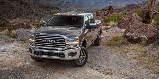 Ram 2500 HD: I6 6.7L
Xe bán tải hạng năng đang trải qua quá trình chuyển dịch mạnh mẽ trong một thập kỷ. Dòng HD hiện tại có nội thất thiết kế hiện đại và dùng động cơ tiên tiến. Mẫu Ram 2500 HD không phải ngoại lệ.
Xe được trang bị hệ thống kiểm soát giữ làn chủ động, hệ thống kiểm soát điểm mù và hệ thống giám sát áp suất lốp.
Động cơ turbo-diesel Cummins 6.7L tăng áp có hai phiên bản; một cho công suất 400 mã lực và mô-men xoắn 1000 lb-ft; và một cho công suất nhỏ hơn - 370 mã lực và mô-men xoắn 850 lb-ft.