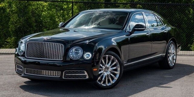 Bentley Mulsanne: V8 6.75L
Bentley Mulsanne sử dụng động cơ 6.75L kết hợp với hộp số tự động 8 cấp, cho công suất 506 mã lực và mô-men xoắn 752 lb-ft.
Xe có khả năng tăng tốc từ 0 lên 96 km/h trong 5,1 giây.