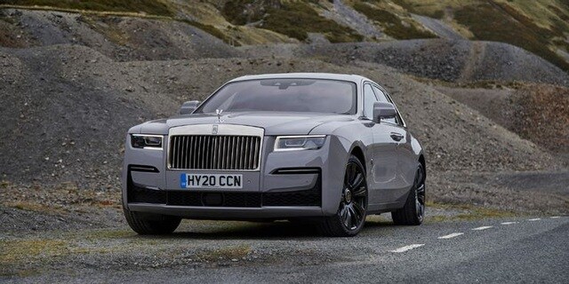 Rolls-Royce Ghost: V12 6.6L
Rolls-Royce Ghost được ra mắt lần đầu tiên vào năm 2009 tại Triển lãm ô tô Frankfurt. 
Nó là một mẫu sedan hạng sang cỡ lớn, sử dụng động cơ V12 6.6L tăng áp kép, kết hợp với hộp số tự động 8 cấp, cho công suất 562 mã lực và mô-men xoắn 605 lb-ft. 
Rolls-Royce Ghost có khả năng tăng tốc lên 96 km/h trong 4,7 giây