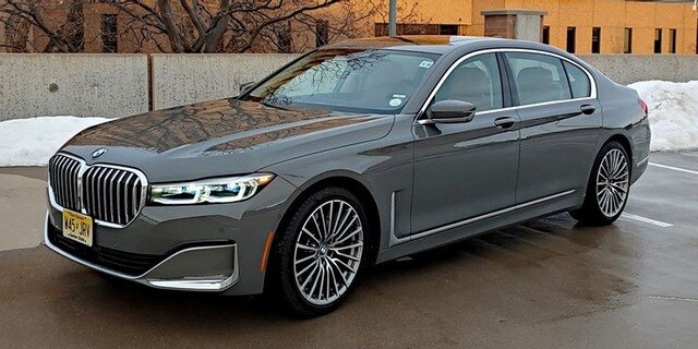BMW 7 Series: V12 6.6L
Động cơ V12 tăng áp kép 6.6L của BMW 7-Series kết hợp với hộp số tự động 8 cấp cho công suất 600 mã lực và mô-men xoắn 627 lb-ft. Phiên bản cao nhất - M760i XDrive có khả năng tăng tốc 0-96 km/h trong 3,6 giây.