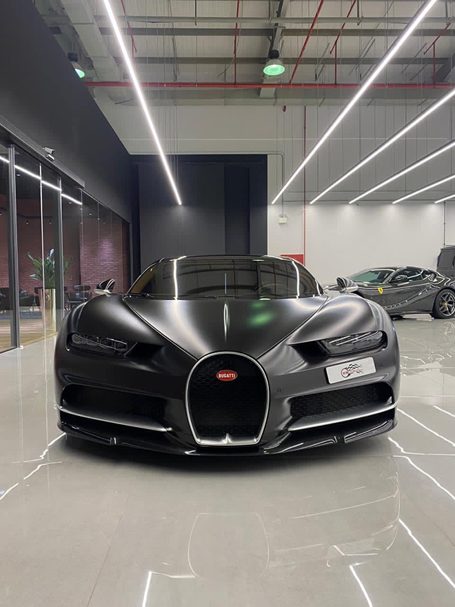 Đáng chú ý, giá bán này chỉ ngang ngửa giá bán của Bugatti Chiron tại thị trường nước ngoài nhưng khi đưa về Việt Nam sẽ có giá đội lên gấp nhiều lần do thuế và phí cao