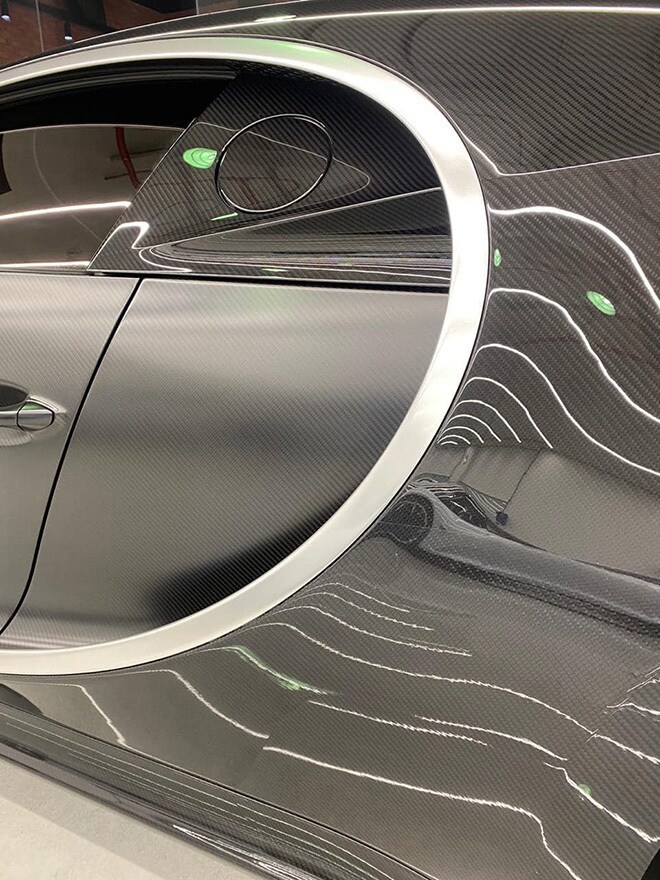 Ngoại thất của chiếc Bugatti Chiron đang được doanh nhân này chào bán có đầu xe là dạng sợi carbon nhám và đuôi xe là dạng sợi carbon bóng