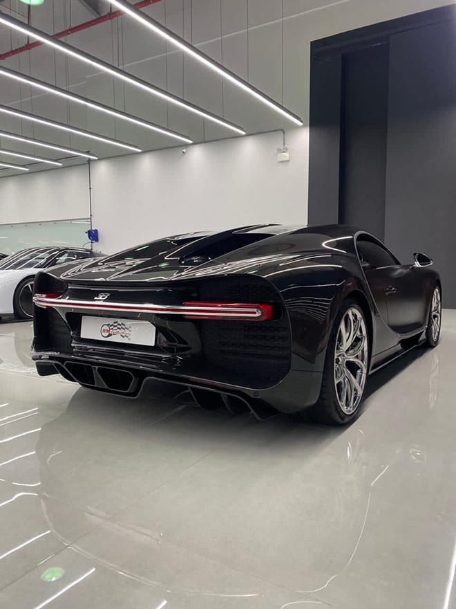 Bugatti Chiron sử dụng khối động cơ W16, dung tích 8L kết hợp cùng 4 bộ tăng áp cho công suất cực đại 1.500 mã lực. Khả năng tăng tốc từ 0-100 km/h trong 2,6 giây