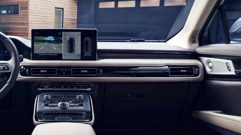 Bên trên là hệ thống thông tin giải trí SYNC 4 màn hình hiển thị 13.2 inch, bên trái màn hình này là bảng đồng hồ kỹ thuật số 12.3 inch