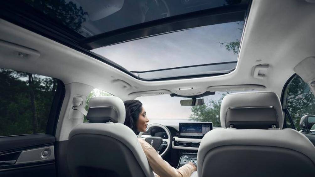 Giao diện của hệ thống có tên Constellation, lấy cảm hứng từ bầu trời đêm. Hệ thống thông tin giải trí của xe được tích hợp sẵn công nghệ nhận diện giọng nói