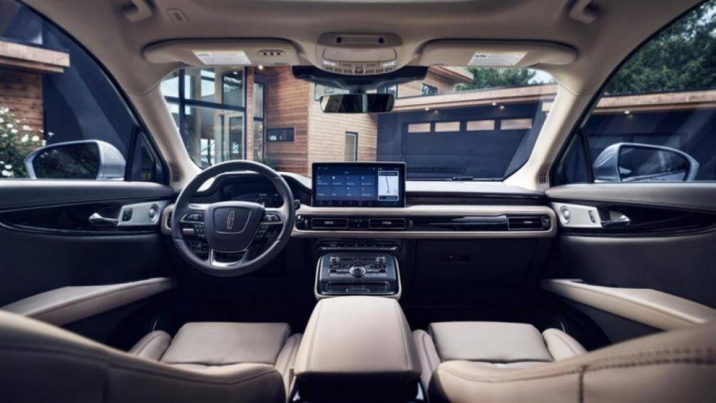 Nâng cấp phải kể đến đầu tiên trên Lincoln Nautilus 2021 chính là khoang nội thất với bảng táp lô hoàn toàn mới được ốp gỗ