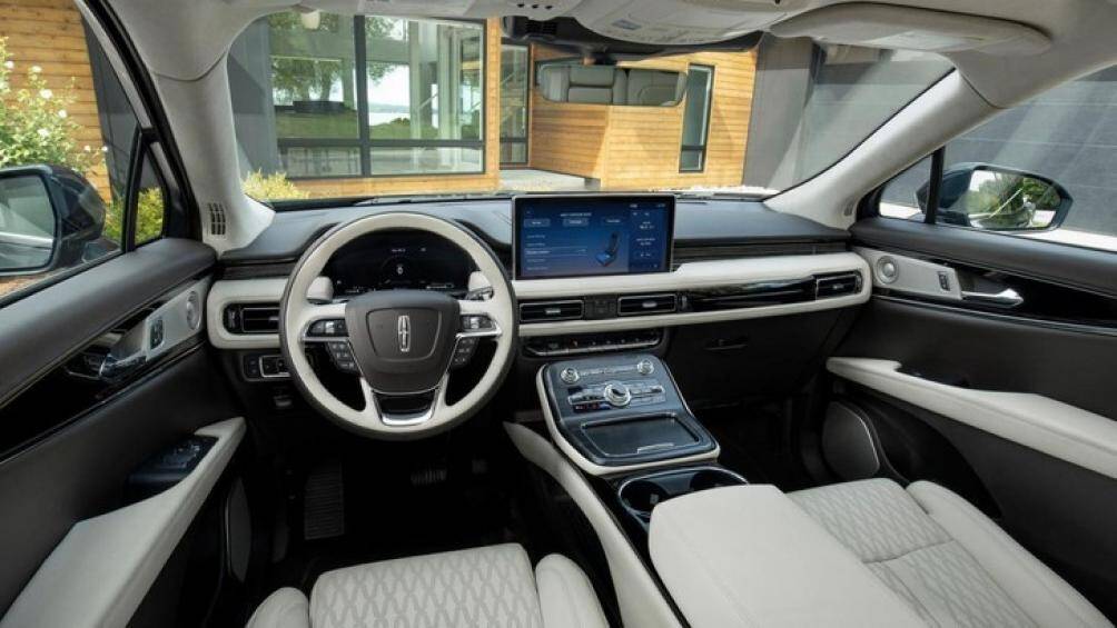 Dưới bảng điều khiển, Lincoln Nautilus được trang bị bộ phím điều khiển cao cấp và nút chuyển số phong cách phím đàn piano